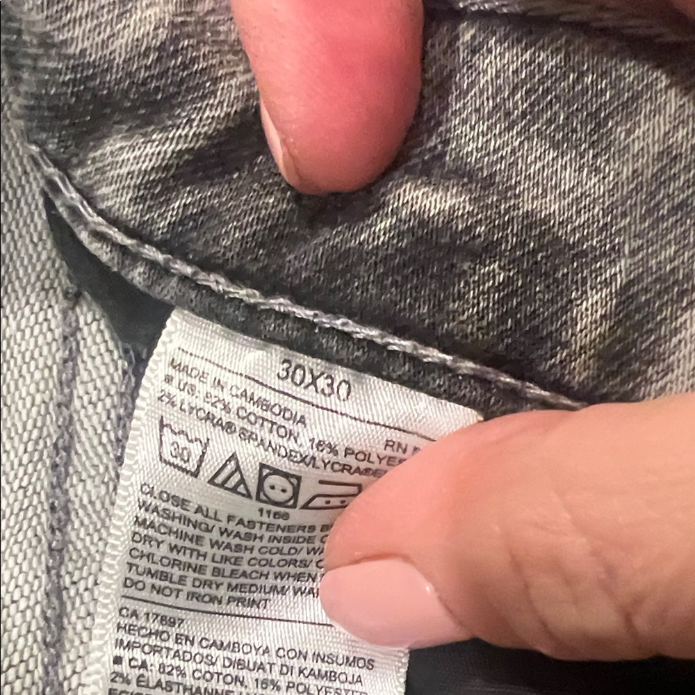Old Navy Men's Washed Gray Slim Jeans - Picture 3 of 9